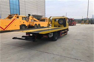 上街非事故拖车